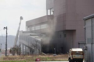 三条市清掃センターの搬入口から出る煙