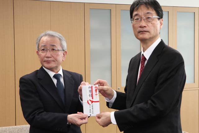 白根瓦斯の本間社長(左)と鈴木市長