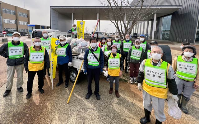 クリーンデーで拾ったごみを燕市役所で軽トラックに積み込んだ燕市シルバー人材センター会員