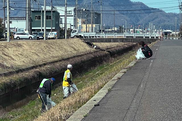 川ののり面でごみ拾い