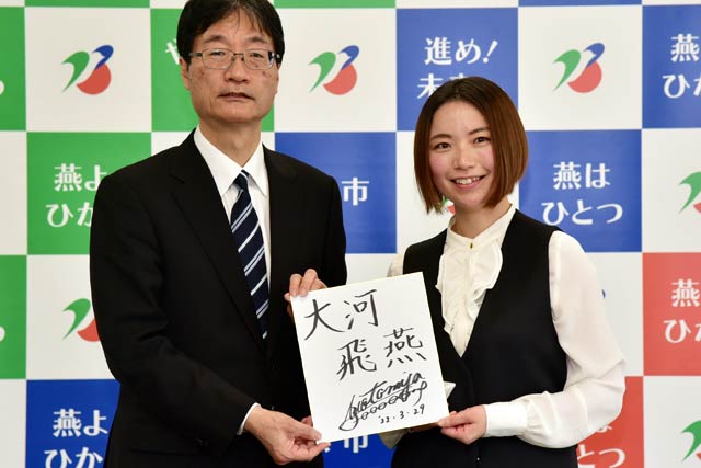 大河津分水100周年のテーマソング『大河飛燕』をつくった本宮さんと鈴木燕市長