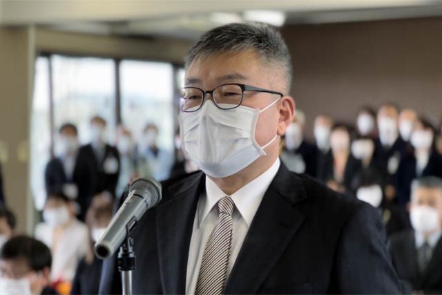 退職者代表で謝辞を述べる渡辺一美経済部長