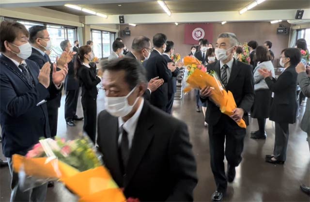職員の拍手に送られて退場