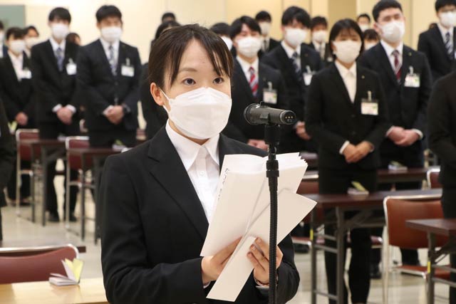新社員代表で糀谷さんが決意表明