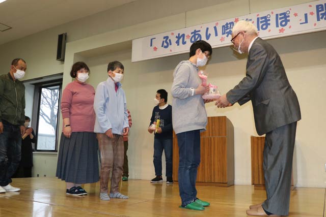 「ふれあい喫茶ぽぽ」の閉店式で働いた人に記念品贈呈