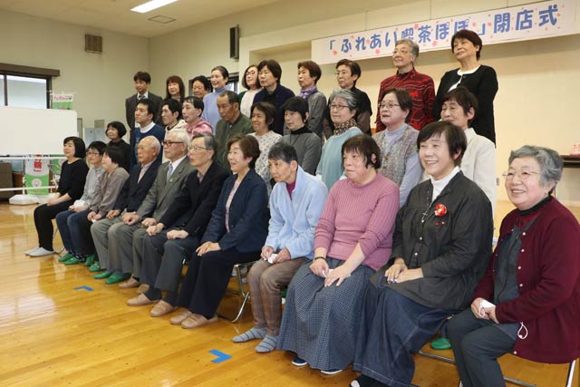 閉店式に出席した働いた人やボランティアが記念写真を撮影