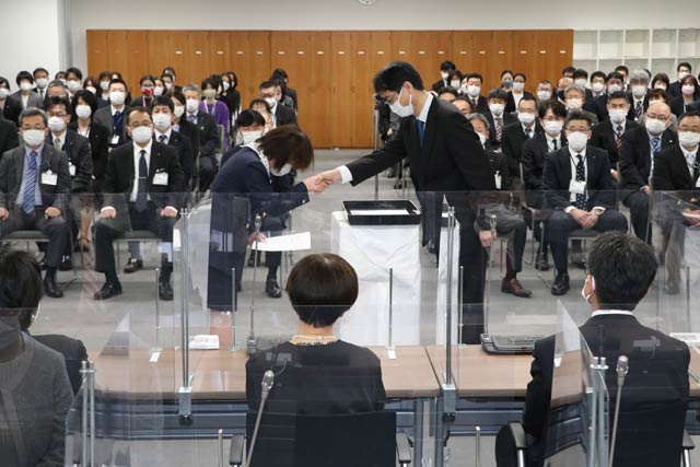 燕市の職員退任式