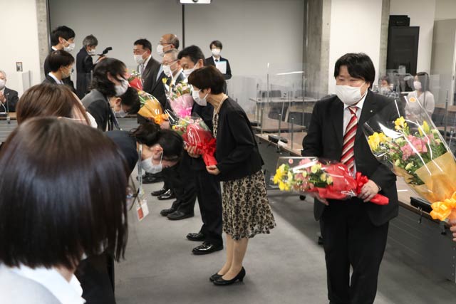 退職者に花束贈呈