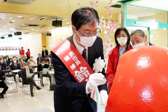 鈴木氏がだるまの目入れ