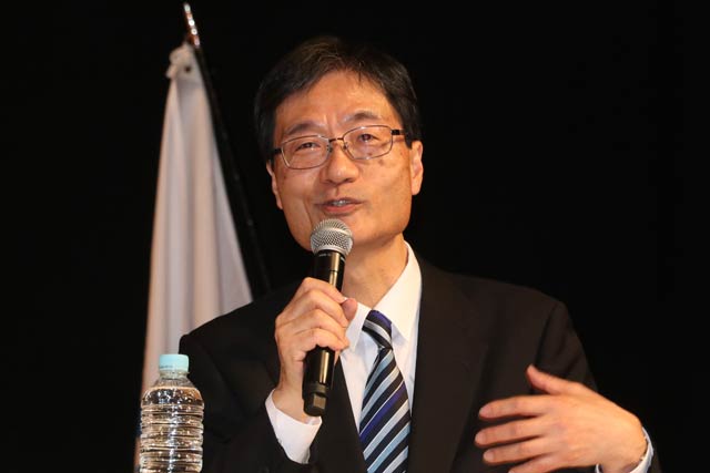 鈴木氏