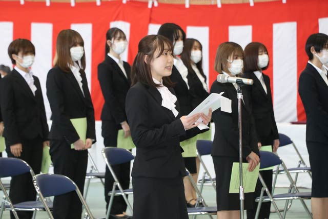 新潟中央短大入学式で新入生代表で答辞を述べる宮島さん