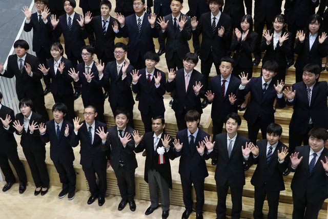入学式後に記念写真撮影