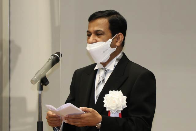 入学式後に記念写真撮影