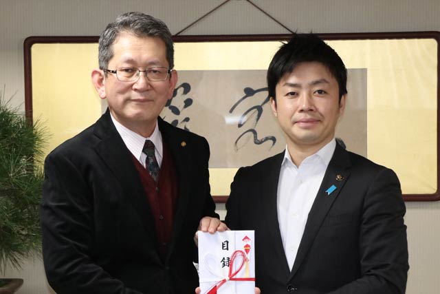 西山カートンの西山さん(左)と滝沢市長