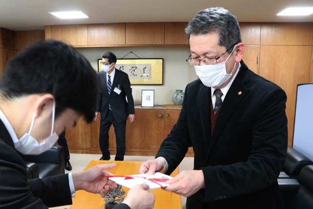 滝沢市長に目録を手渡す西山さん