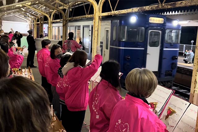 分水駅に滑り込む「夜桜Shu*Kura」を歓迎