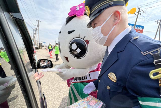 春の全国交通安全運動で燕市で街頭指導する清水燕署長と燕市観光PRキャラクター「きららん」