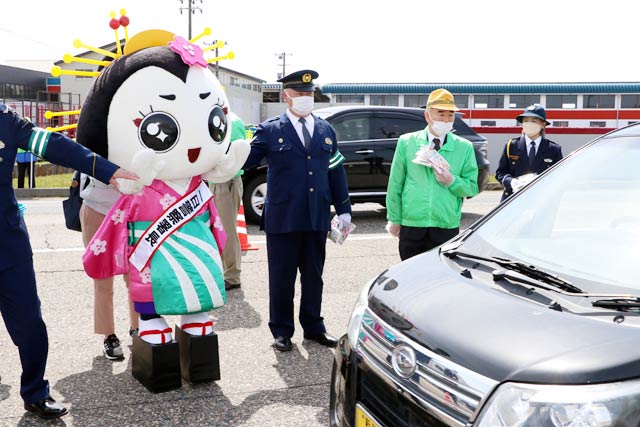 ドライバーに手を振るきららん