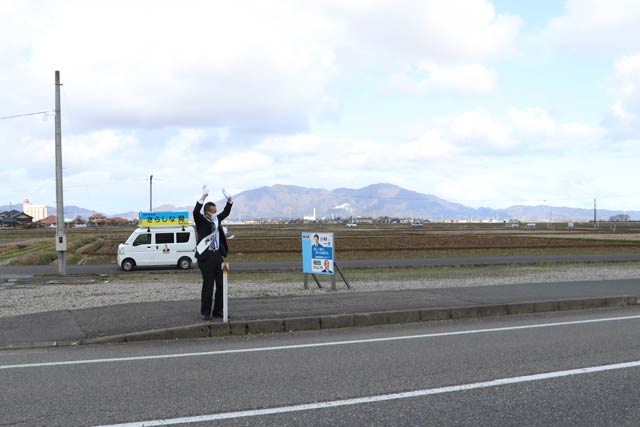 更科氏のリオンドール燕北店前でつじ立ちはひとりぼっちで