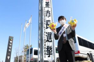 投票を呼びかけてる燕市選管の石田進一事務局長