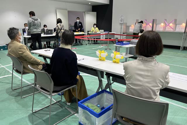 燕市役所の期日前投票所
