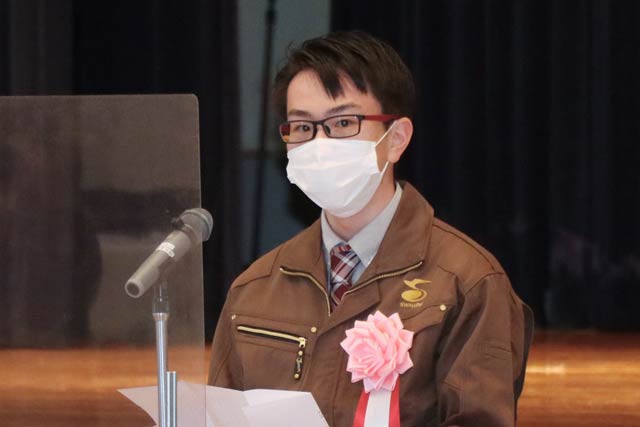 新入社員代表で謝辞を述べる皆川さん