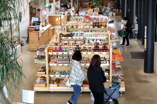 リニューアルで通路が広くなった「道の駅 庭園の郷 保内」