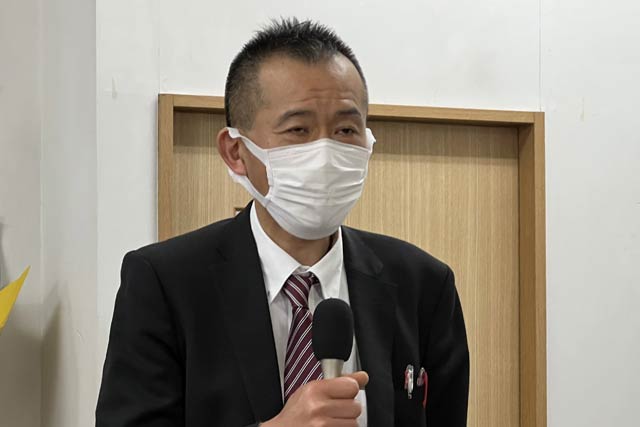 敗戦の弁を述べる更科氏