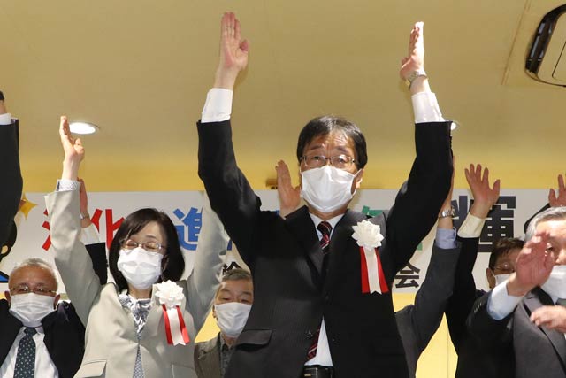 当選を決めて万歳する鈴木氏