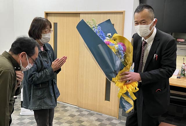 選挙運動を終わって支援者から花束を受ける更科氏