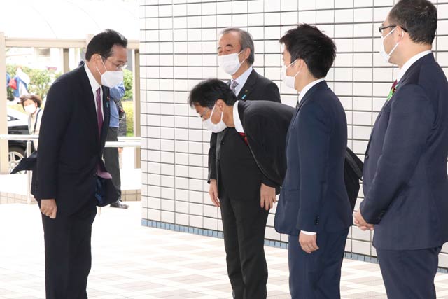 左から岸田首相、花角知事、鈴木燕市長、滝沢三条市長、細田衆院議員