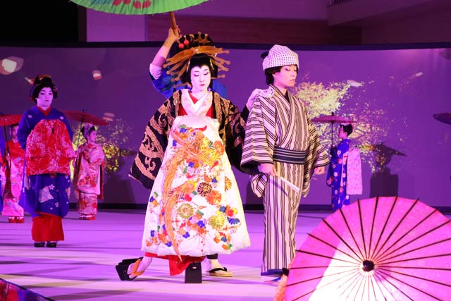 分水おいらん道中の1回目で外八文字を披露する「分水太夫」