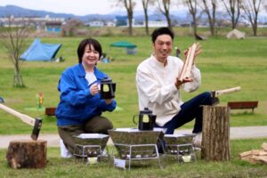 「SWAMP Outdoor Park」ナビゲーターSWAMPさん(右)と三条市水防学習館の五十嵐映子館長
