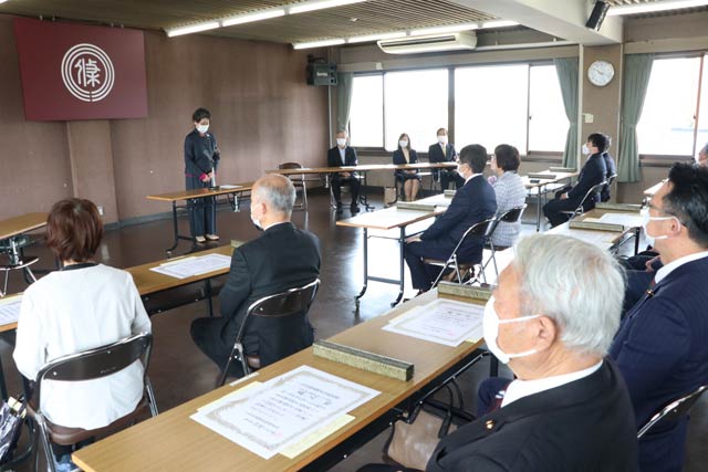 三条市議選の当選証書付与式