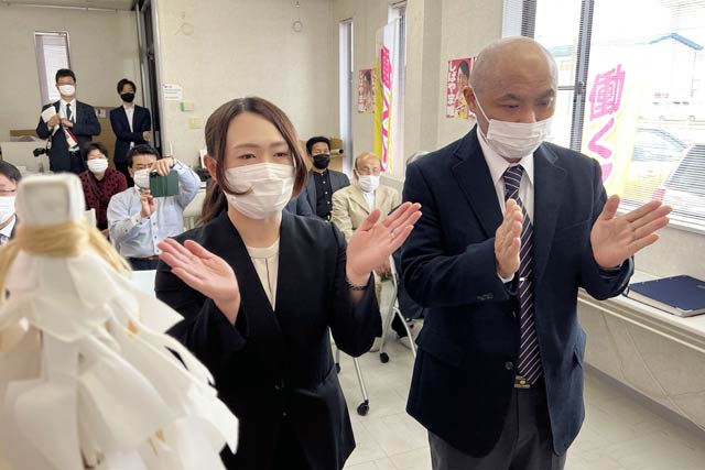 神事で夫の誠さんと並んで拝む柴山氏