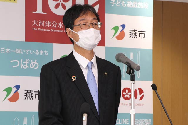 定例記者会見を行う鈴木燕市長