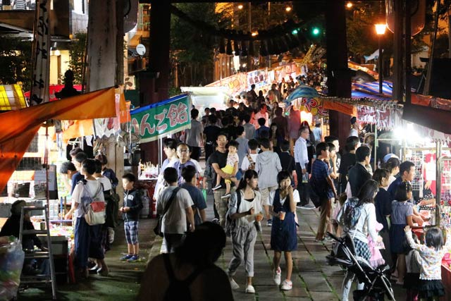 2017年9月の青海神社秋季祭礼に伴って開設された露店のようす