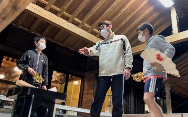 稚児を指導する神明宮伶人会の笹川会長