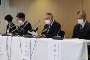 左から続いて鈴木教育委員会主幹、小林教育長、吉澤委員長、齋藤校長