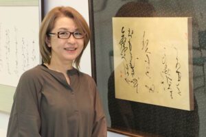 書道団体「ー書創ー綺羅(きら)」主宰の中村暢子さんとその展示作品「たまゆら」
