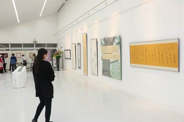 三条東公民館で展示作業