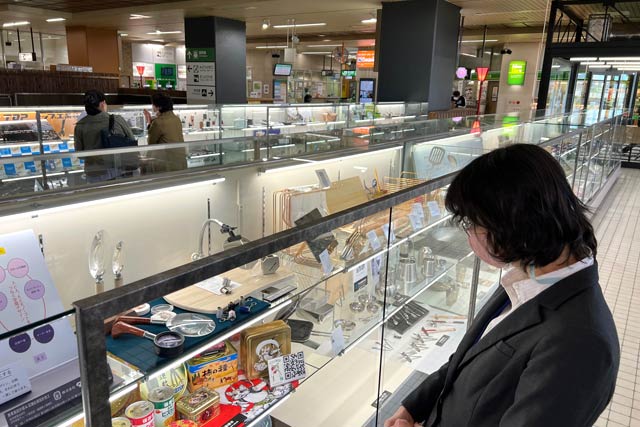 リニューアルされた燕三条駅の燕三条企業が展示するショーケース