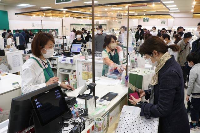 3日の「道の駅 燕三条地場産センター」は午後4時を過ぎてもこのにぎわい