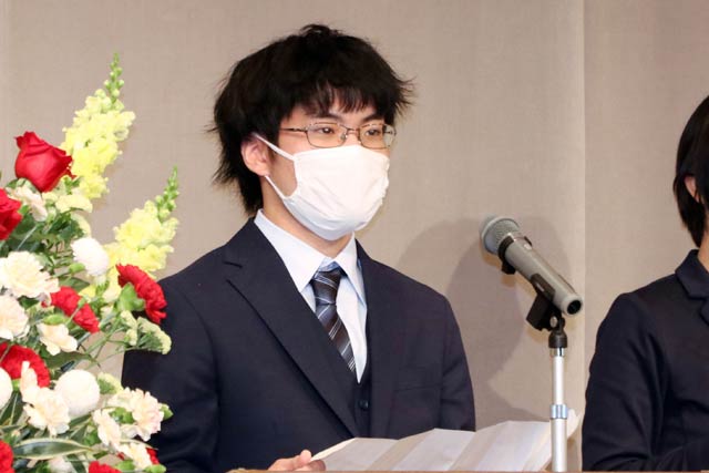 二十歳の誓いを述べる小柳晴矢さん
