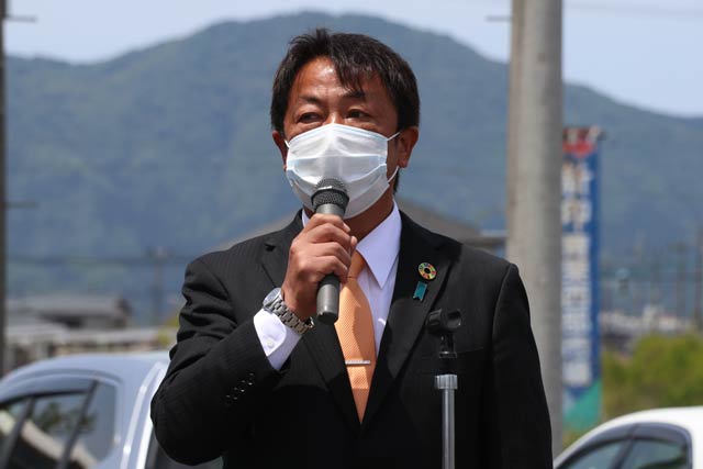 総決起集会であいさつする堀氏
