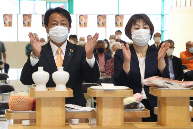 夫婦で玉ぐしをささげる堀氏