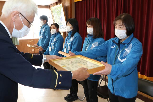 古関消防長から一人ひとりに感謝状を手渡す