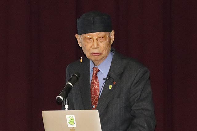 三条高校で講演する大村智さん