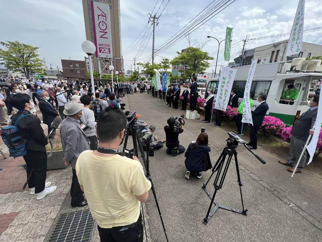 イオン県央店前に約200人が参集