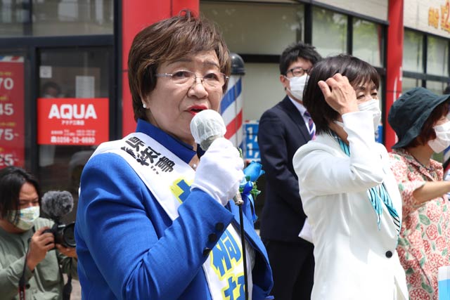 演説する片桐氏